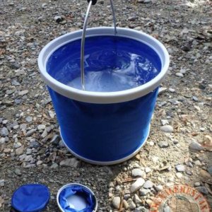 Seau pliable bleu 9 litres