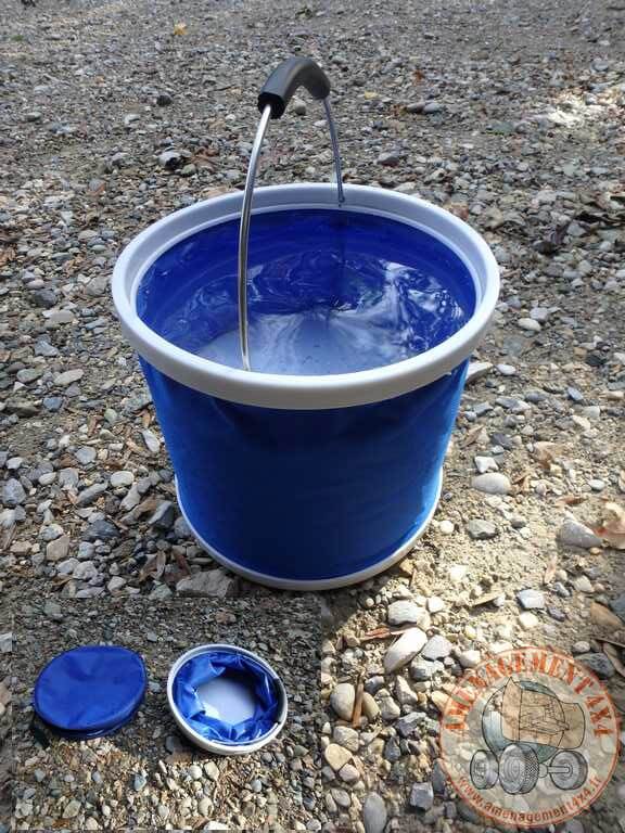 Seau pliable bleu 9 litres